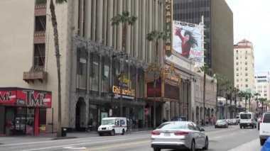 Hollywood, CA / USA - 17 Nisan 2020: Hollywood Şöhret Yolu ikonik El Capitan Tiyatrosu 'nda terk edildi