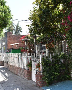 Los Angeles, CA / USA - 9 Mayıs 2020: Ünlü Ivy Restoranı Coronavirus Quantin sırasında terk edildi