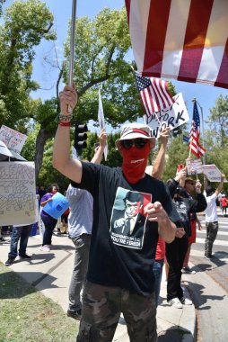 Los Angeles, CA - 8 Mayıs 2020: Anti-Covid-19 karantina protestocusu tişörtle Washington DC 'den kovuldun