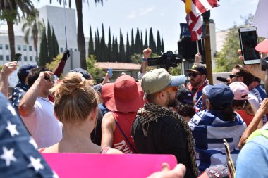 Los Angeles, CA - 8 Mayıs 2020: Covid-19 karşıtı protestocular Los Angeles Belediye Başkanı Garcettis 'in evinin yakınında toplandılar