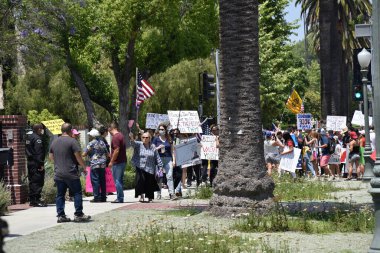 Los Angeles, CA - 8 Mayıs 2020: Covid-19 karşıtı protestocular Los Angeles Belediye Başkanı Garcettis 'in evinin önünde toplandılar
