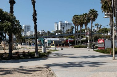 Santa Monica, CA / USA - 16 Nisan 2020: Coronavirus karantinası sırasında Santa Monica California plaj yolu üzerindeki büfe ve dükkanlar kapandı