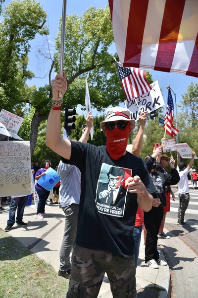 加利福尼亚州洛杉矶 2020年5月8日 反Covid 19检疫抗议者 衬衫上写着华盛顿特区 你被解雇了 — 图库照片