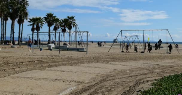 サンタモニカ Usa 2020年3月26日 知事がコロナウイルスのロックダウンのためにビーチを閉鎖する前に 人々はマッスルビーチで機器を楽しむ — ストック動画