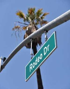 Beverly Hills 'teki ünlü Rodeo Drive için sokak tabelası