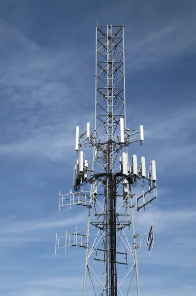 Uma Grande Torre Transmissão Comunicações Celulares Livre — Fotografia de Stock