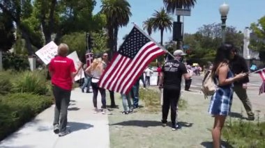 Los Angeles, CA / USA - 9 Mayıs 2020: Anti COVID-19 protestocuları belediye başkanlarının evinin etrafında dolaşıyorlar 