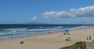 Huntington Beach, CA / USA - 9 Nisan 2020: Hayvan sahipleri köpeklerini Coronavirus karantinası sırasında hala açık olan Huntington Köpek Sahili 'ne götürdüler