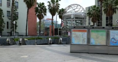 LOS ANGELES, CA / USA - 16 Mart 2020: Normalde Sunset ve Vermont 'taki metro istasyonu Coronavirus korkusu sırasında terk edilmiştir