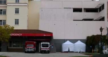 LOS ANGELES, CA / USA - 16 Mart 2020: Coronavirus hastaları ile ilgilenmek için Hollywood Presbyterian Hastanesi acil girişindeki çadırlar personel dışında boş kaldı