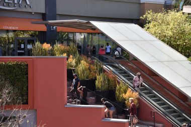 Los Angeles, CA / USA - 4 Mayıs 2020: Coronavirus karantinası sırasında alışveriş merkezinin dışındaki müşteri kuyrukları