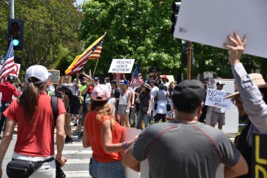 Los Angeles, CA - 8 Mayıs 2020: Covid-19 karşıtı protestocular Los Angeles Belediye Başkanı Garcettis 'in evinin önünde toplandılar
