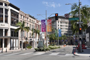 Beverly Hills, CA / USA - 8 Mayıs 2020: COVID-19 karantina dürtüsü yerel alışveriş sırasında Rodeo Drive 'da işaretler