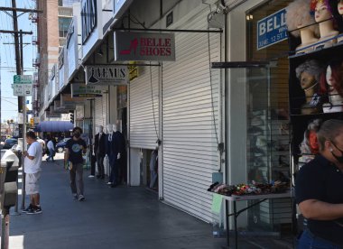 Los Angeles, CA / USA - 19 Mayıs 2020: COVID-19 karantina kısıtlamaları hafifletildikçe, Los Angeles Moda Bölgesi 'ndeki tüccarlar yeniden açılmaya başladı