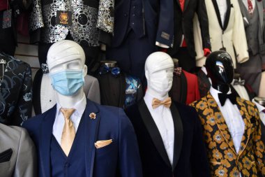 Los Angeles, CA - 19 Mayıs 2020: Los Angeles Moda Bölgesi 'nde bir Mens moda mağazası Coronavirus karantinasından sonra yüz maskesi takıyor