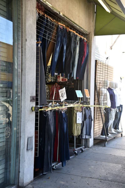 Los Angeles, CA / USA - 19 Mayıs 2020: Koronavirüs karantinasından sonra kaldırım kenarındaki bir giyim mağazasının girişini kapatan teyp yeniden açıldı