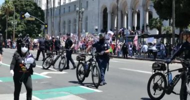 Los Angeles, CA / USA - 1 Mayıs 2020:: Anti koronavirüs protestocuları Los Angeles Belediye Binası önünde toplandı