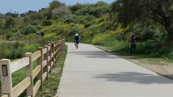 ロサンゼルス Usa 2020年4月5日 コロナウイルスの隔離中に自然道を自転車で走る — ストック動画