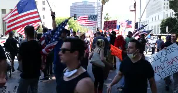 ロサンゼルス Usa 2020年5月1日 Covid 19検疫に抗議するため市役所に行進する人々の群衆 — ストック動画
