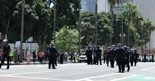 ロサンゼルス Usa 2020年5月1日 Covid 19検疫に抗議するため市役所の群衆を制御するために行進する警察 — ストック動画