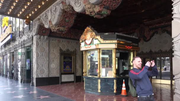 ハリウッド Usa 2020年4月18日 コロナウイルスの隔離中に象徴的なエルキャピタン劇場でハリウッド ウォーク フェームで自撮りをする唯一の観光客 — ストック動画