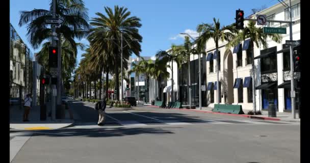 Beverly Hills Usa Marca 2020 Samotny Człowiek Przechodzi Przez Rodeo — Wideo stockowe