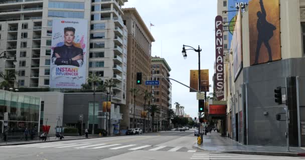ハリウッド Usa 2020年4月8日 ハリウッド ブルバードとウォーク フェームは Covid 19隔離中に有名なパンタージュ劇場の前で捨てられました — ストック動画