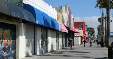 Venedik, CA / USA - 3 Nisan 2020: Genellikle kalabalık olan Venice Boardwalk COVID-19 karantinası sırasında kapalı dükkanlar tarafından terk edilmiştir