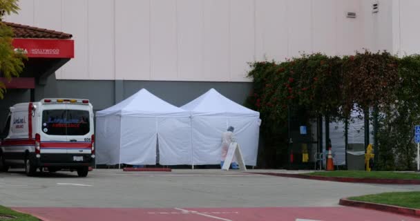 Los Angeles Usa March 2020 一位好莱坞长老会医院的独立医生 那里的帐篷已经搭建好 可以接收到验尸官的病人 — 图库视频影像