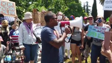 Los Angeles, CA / USA - 9 Mayıs 2020: Kongre adayı Joe Collins, COVID-19 karantina karşıtı protestoda yasadışı göç hakkında konuştu