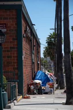 Los Angeles, CA / USA - 4 Mayıs 2020: Coronavirus karantinası sırasında Los Angeles 'taki lüks mahallelerin sokaklarında evsiz kampları çoğalıyor