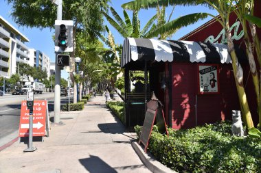 Los Angeles, CA / USA - 4 Mayıs 2020: Coronavirus karantinasının kapatılması sırasında ünlü Formosa Restoranı 'nın kaldırım kenarı yiyeceklerini imzalayın
