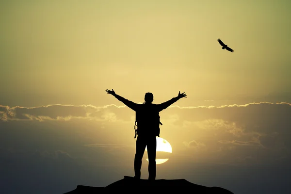 Homem na montanha ao pôr do sol — Fotografia de Stock