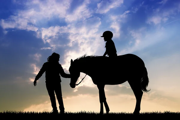 Criança a cavalo ao pôr-do-sol — Fotografia de Stock