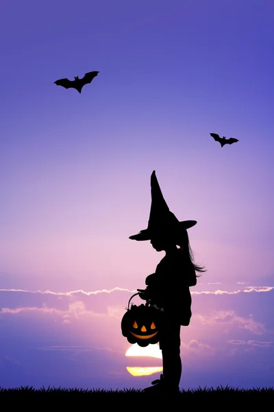 Mädchen mit Hexenkostüm an Halloween — Stockfoto