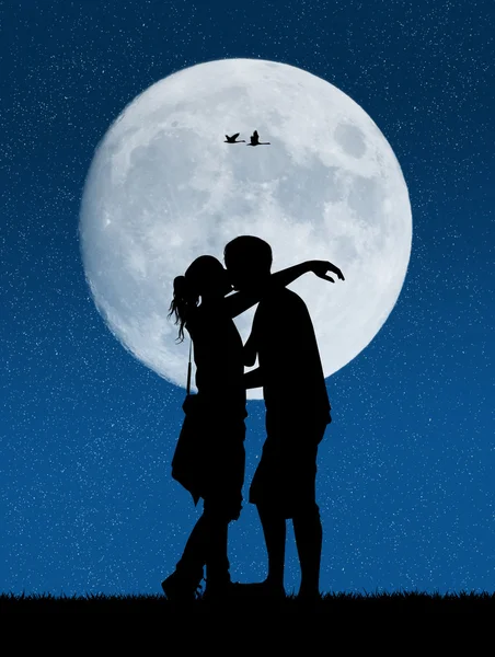 Amantes a la luz de la luna — Foto de Stock