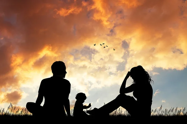 Família feliz ao pôr do sol — Fotografia de Stock