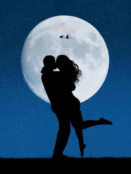 Влюбленные целуются в лунном свете — стоковое фото