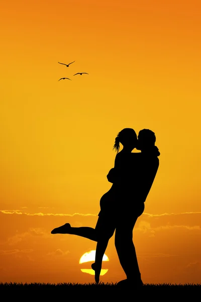 Couple embrasser au coucher du soleil — Photo
