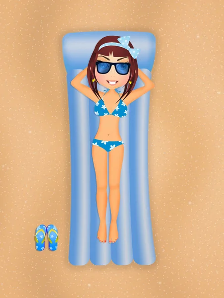 여자 sunbathes 팽창 식 매트리스 — 스톡 사진