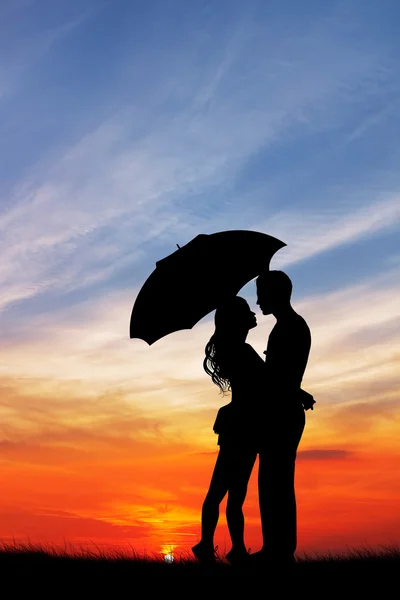 Casal com guarda-chuva na chuva — Fotografia de Stock
