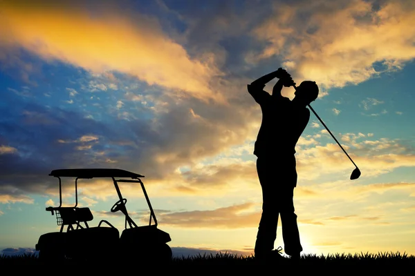 Man gry w golfa o zachodzie słońca — Zdjęcie stockowe