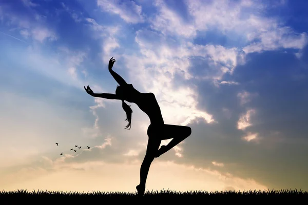 Chica bailando al atardecer —  Fotos de Stock