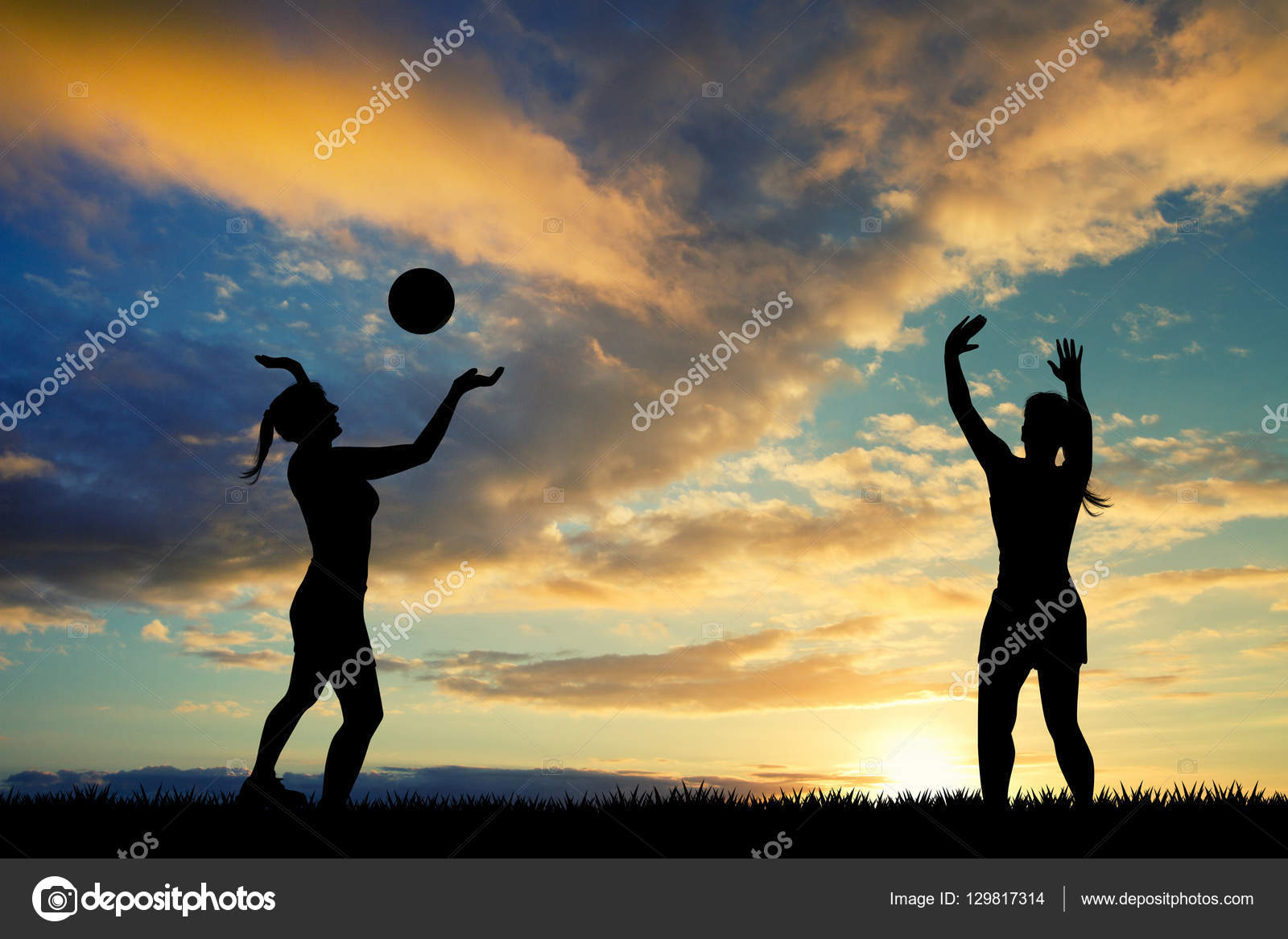 Silhueta De Pessoas Jogando Basquete Durante O Pôr Do Sol · Foto