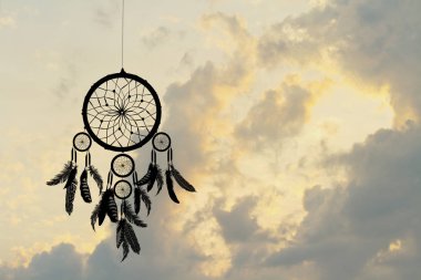 Gün batımında Hint dreamcatcher siluet