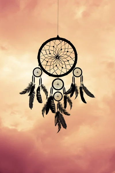 Indígena dreamcatcher ao pôr do sol — Fotografia de Stock