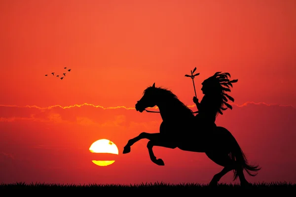 Indianer zu Pferd bei Sonnenuntergang — Stockfoto