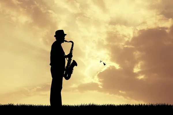 Человек играет на саксофоне — стоковое фото