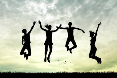 neşeli insanlar günbatımında atlama