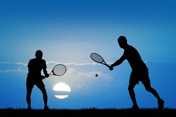 Joueurs de tennis au coucher du soleil — Photo